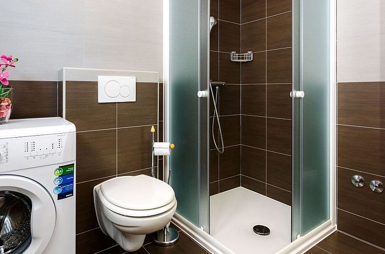 Appartement in Dugi Rat mit Großer Terrasse