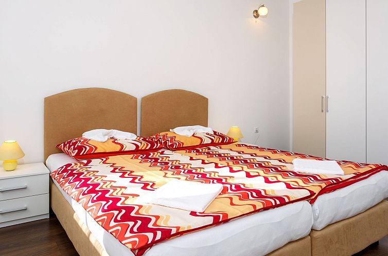 Appartement in Dugi Rat mit Großer Terrasse