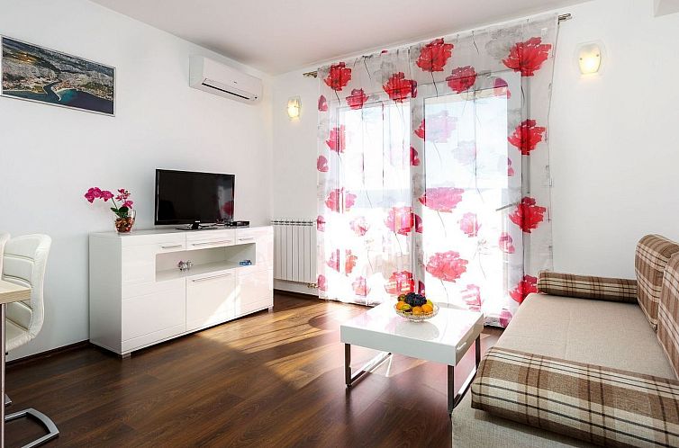 Appartement in Dugi Rat mit Großer Terrasse