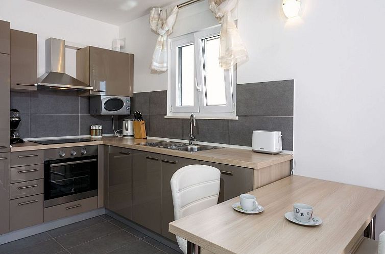 Appartement in Dugi Rat mit Großer Terrasse