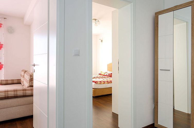 Appartement in Dugi Rat mit Großer Terrasse