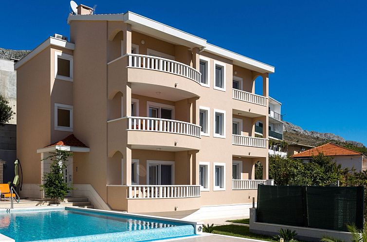 Appartement in Dugi Rat mit Großer Terrasse