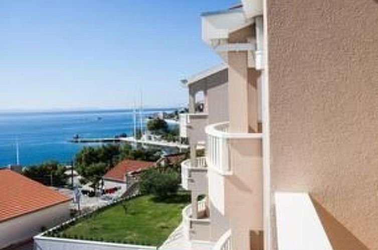 Appartement in Dugi Rat mit Großer Terrasse