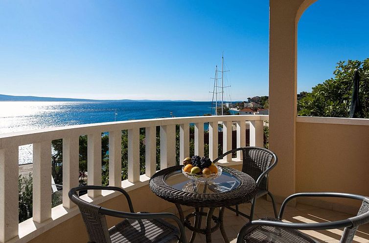 Guest house 10325108 - Apartment Dalmatia - Appartement in Dugi Rat mit Großer Terrasse