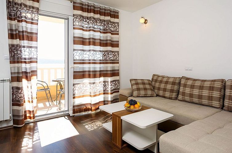 Appartement in Dugi Rat mit Großer Terrasse