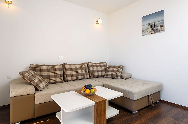 Appartement in Dugi Rat mit Großer Terrasse