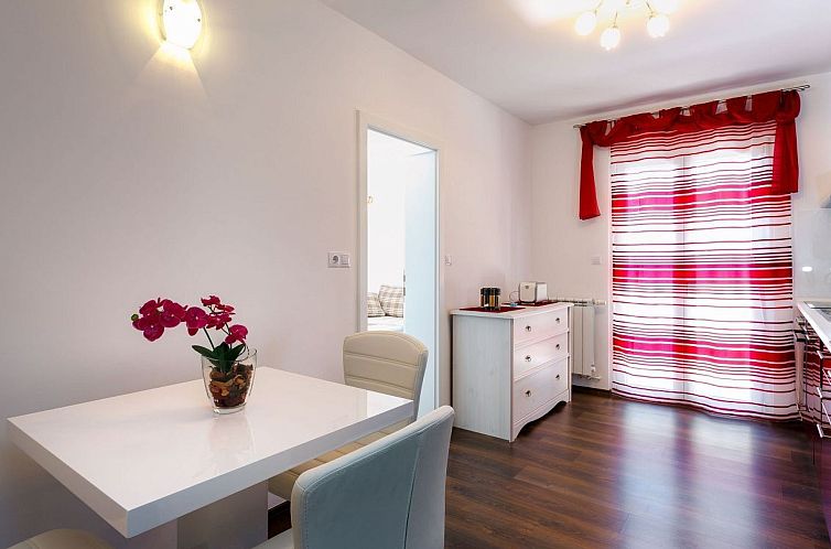 Appartement in Dugi Rat mit Großer Terrasse