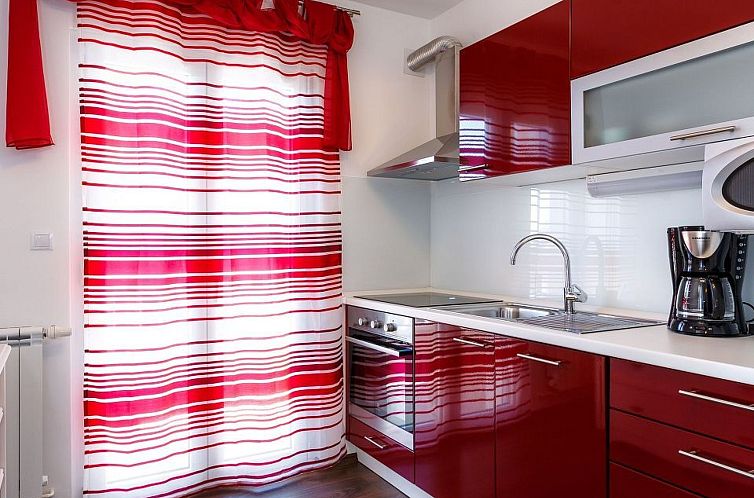 Appartement in Dugi Rat mit Großer Terrasse