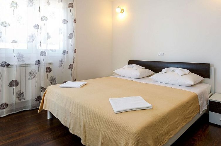 Appartement in Dugi Rat mit Großer Terrasse