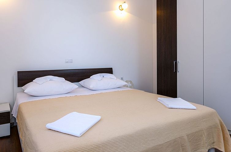 Appartement in Dugi Rat mit Großer Terrasse