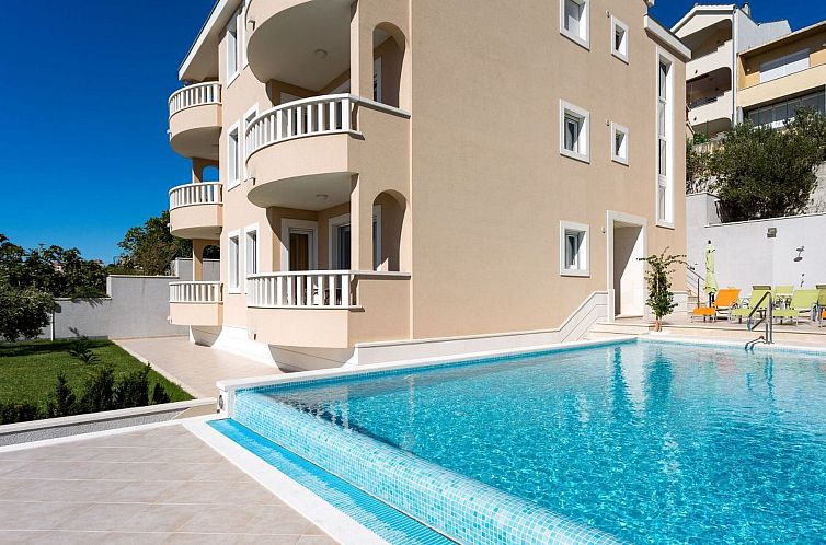 Appartement in Dugi Rat mit Großer Terrasse