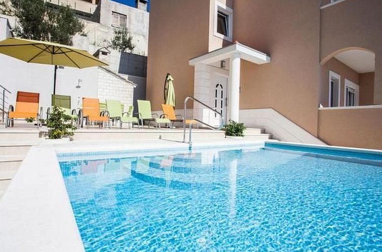 Appartement in Dugi Rat mit Großer Terrasse