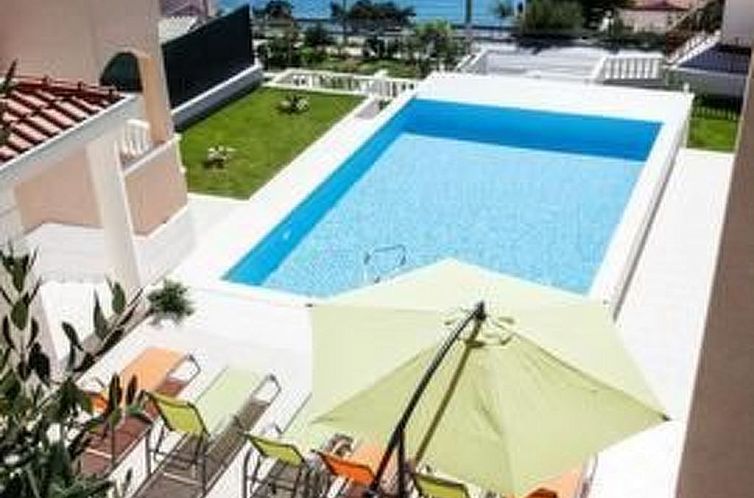 Appartement in Dugi Rat mit Großer Terrasse