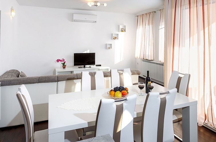 Appartement Appartement in Dugi Rat mit Großer Terrasse