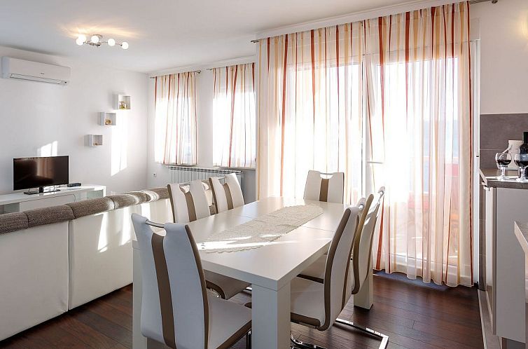 Appartement Appartement in Dugi Rat mit Großer Terrasse