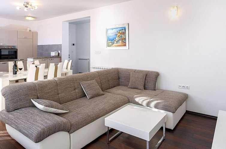 Appartement Appartement in Dugi Rat mit Großer Terrasse