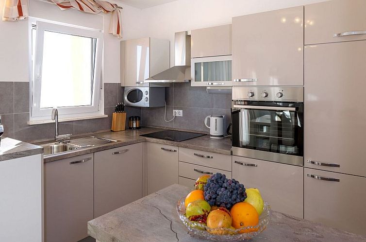 Appartement Appartement in Dugi Rat mit Großer Terrasse