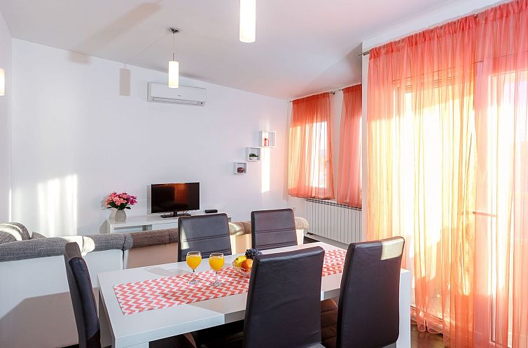 Appartement Wohnung in Dugi Rat mit Großer Terrasse