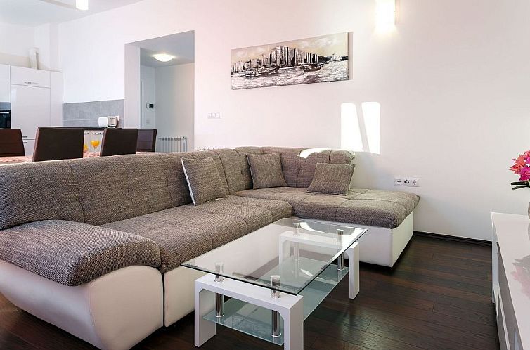 Appartement Wohnung in Dugi Rat mit Großer Terrasse