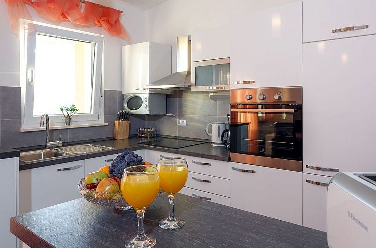 Appartement Wohnung in Dugi Rat mit Großer Terrasse