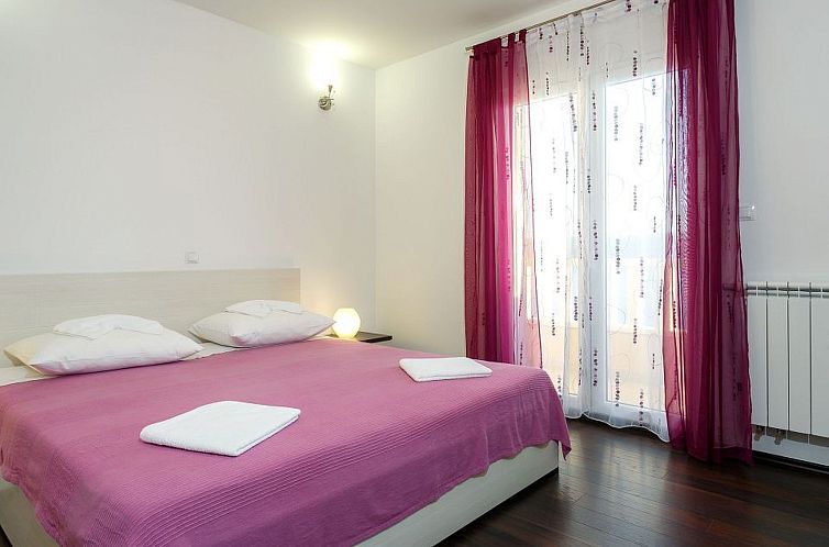 Appartement Wohnung in Dugi Rat mit Großer Terrasse