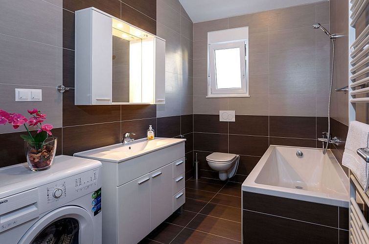 Appartement Wohnung in Dugi Rat mit Großer Terrasse