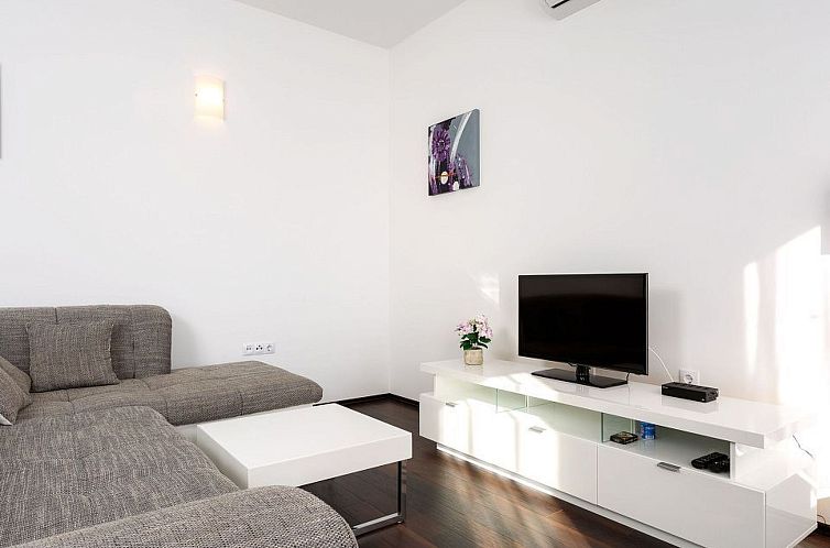 Appartement in Dugi Rat mit Großer Terrasse