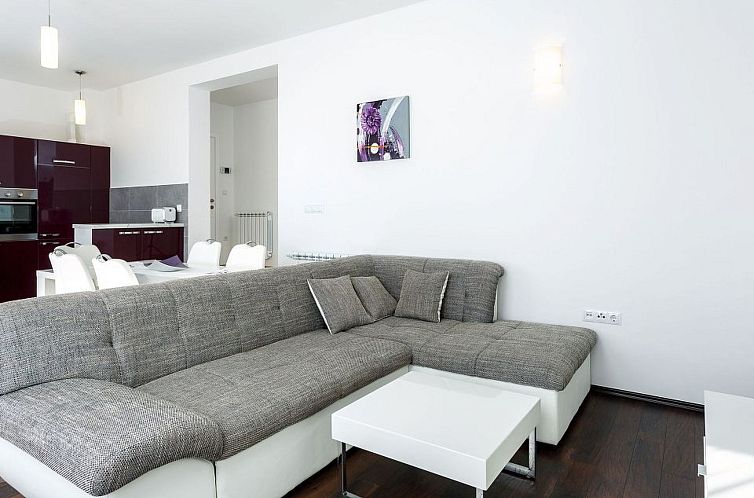 Appartement in Dugi Rat mit Großer Terrasse