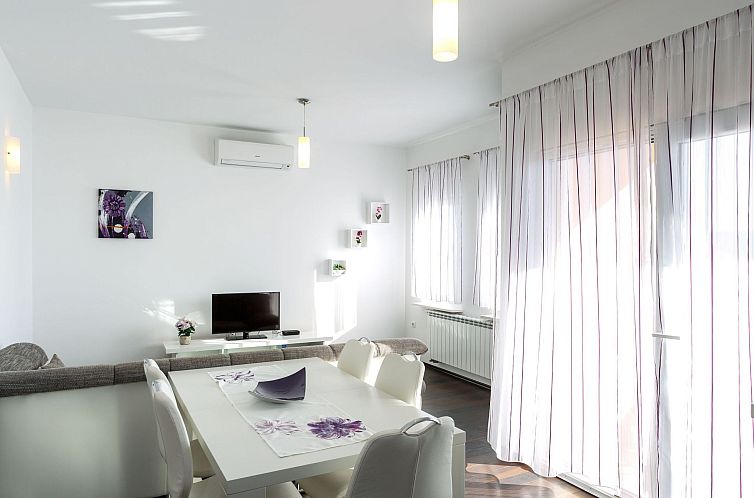 Appartement in Dugi Rat mit Großer Terrasse