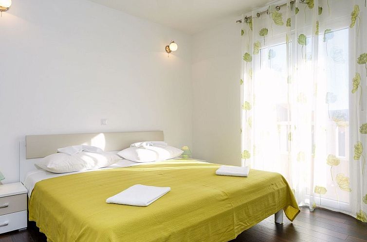 Appartement in Dugi Rat mit Großer Terrasse