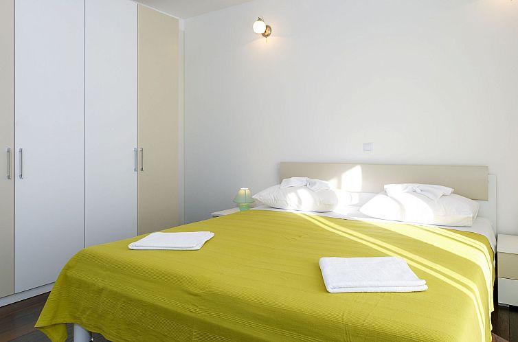 Appartement in Dugi Rat mit Großer Terrasse