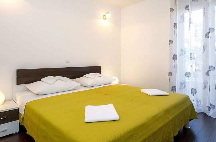 Appartement in Dugi Rat mit Großer Terrasse