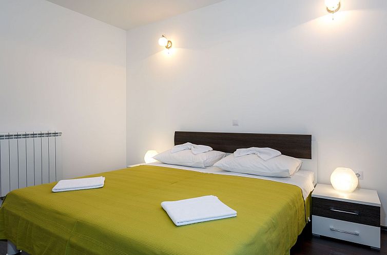 Appartement in Dugi Rat mit Großer Terrasse