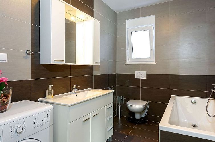 Appartement in Dugi Rat mit Großer Terrasse