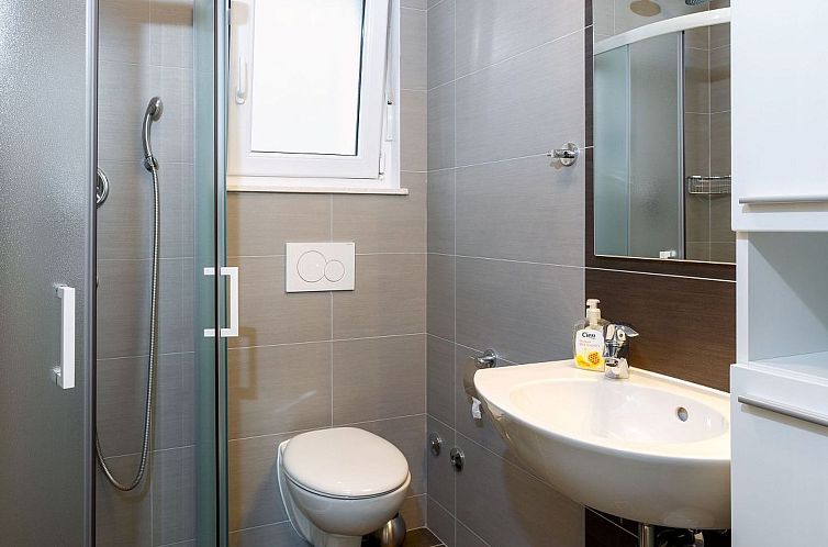 Appartement in Dugi Rat mit Großer Terrasse