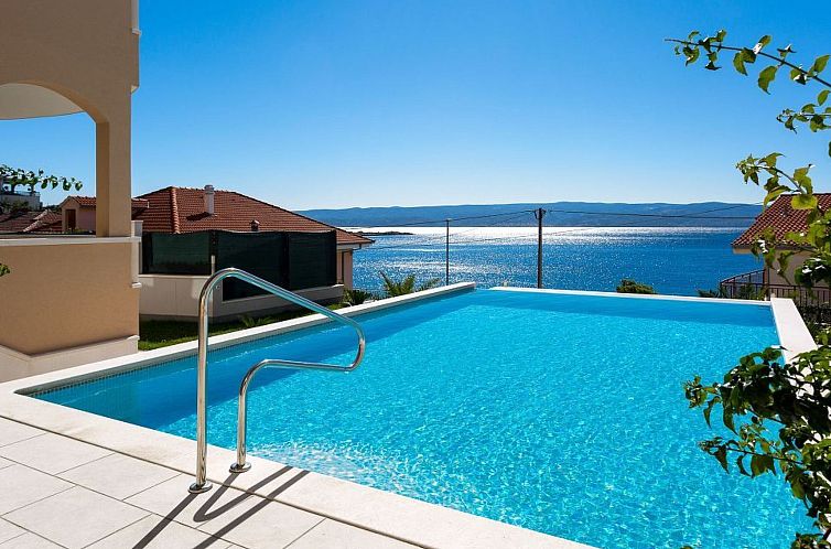 Appartement in Dugi Rat mit Großer Terrasse