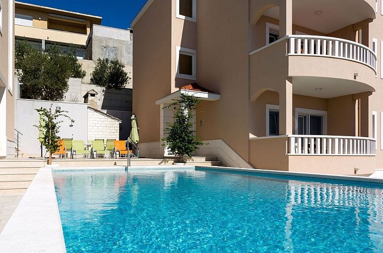 Appartement in Dugi Rat mit Großer Terrasse