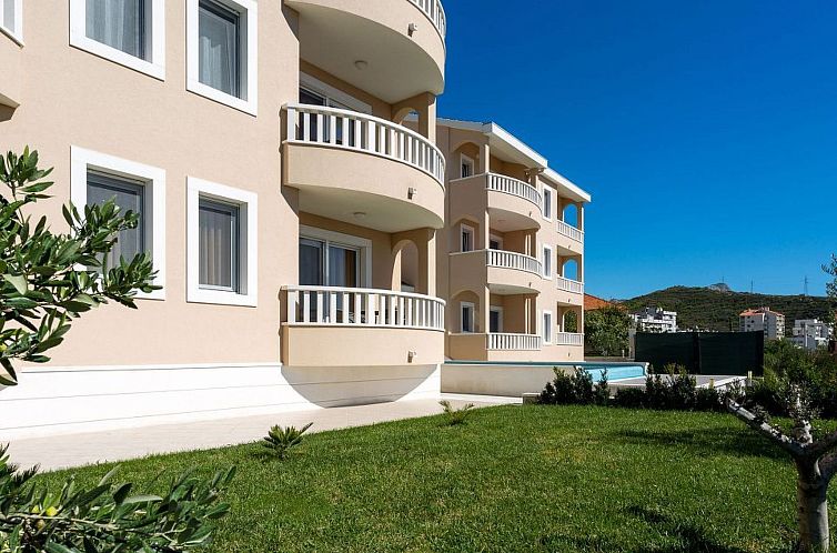 Appartement in Dugi Rat mit Großer Terrasse