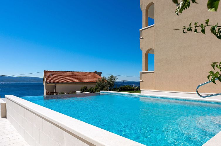 Appartement in Dugi Rat mit Großer Terrasse