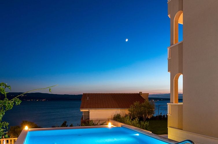 Appartement in Dugi Rat mit Großer Terrasse