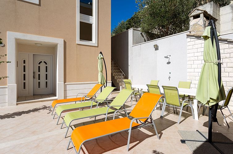 Appartement in Dugi Rat mit Großer Terrasse