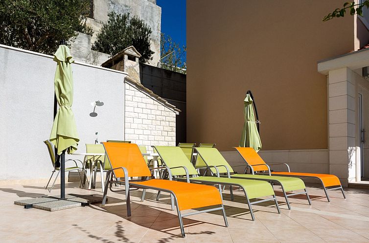 Appartement in Dugi Rat mit Großer Terrasse