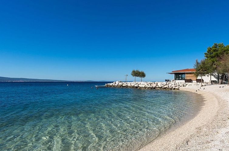 Appartement in Dugi Rat mit Großer Terrasse