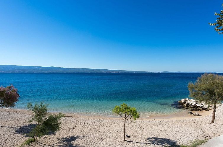 Appartement in Dugi Rat mit Großer Terrasse