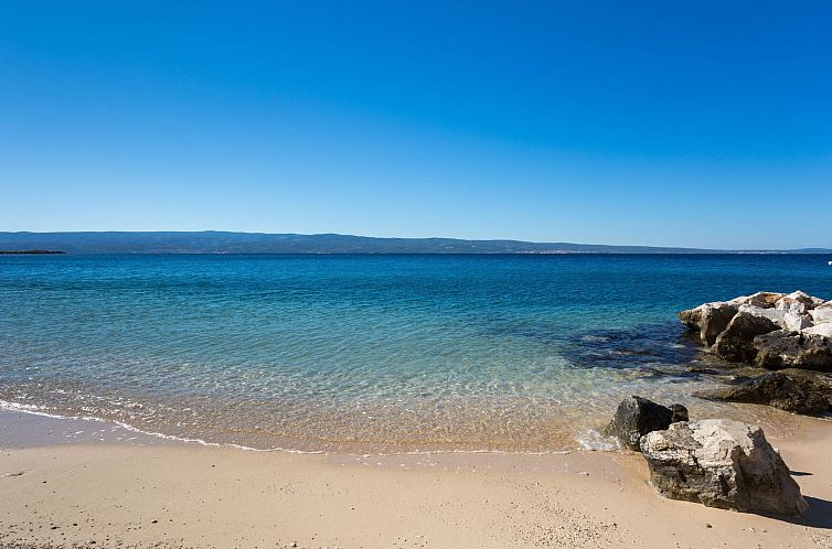 Appartement in Dugi Rat mit Großer Terrasse