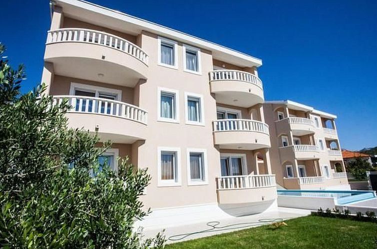 Appartement in Dugi Rat mit Großer Terrasse