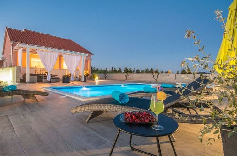 Vakantiehuis Beautiful villa Maris with pool