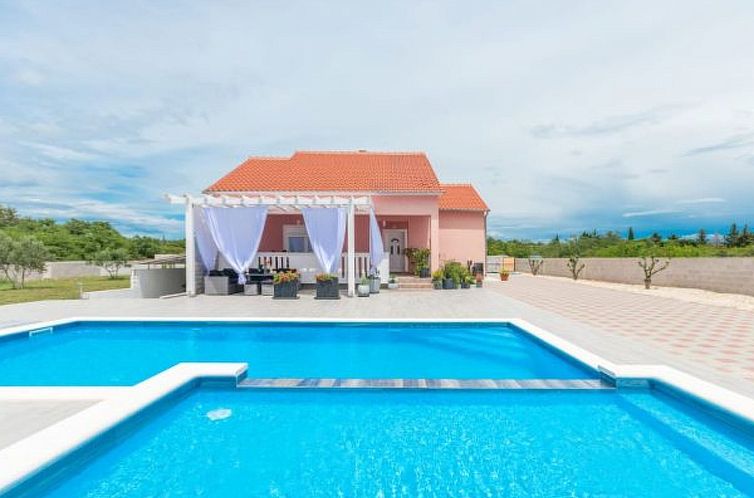 Vakantiehuis Beautiful villa Maris with pool
