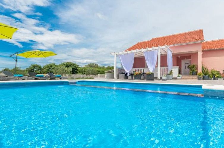 Vakantiehuis Beautiful villa Maris with pool