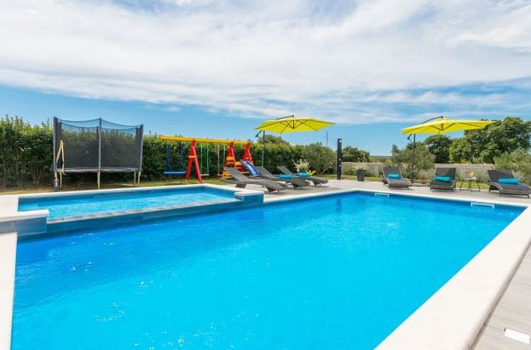 Vakantiehuis Beautiful villa Maris with pool